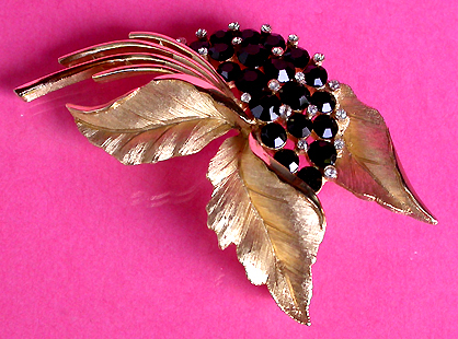 a beautiful vintage costume jewelry brooch unsigned