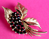 a beautiful vintage costume jewelry Brooch unsigned