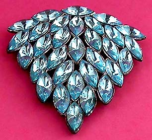 a beautiful vintage costume jewelry brooch unsigned