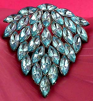 a beautiful vintage costume jewelry brooch unsigned