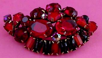 a beautiful vintage costume jewelry brooch unsigned