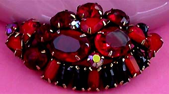 a beautiful vintage costume jewelry brooch unsigned