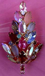 a beautiful vintage costume jewelry brooch unsigned