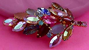 a beautiful vintage costume jewelry brooch unsigned