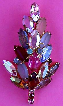 a beautiful vintage costume jewelry brooch unsigned