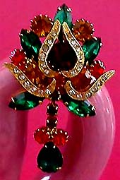 a beautiful vintage costume jewelry brooch unsigned
