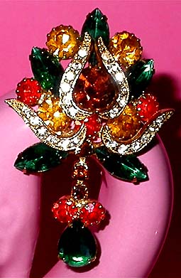 a beautiful vintage costume jewelry brooch unsigned