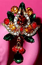 a beautiful vintage costume jewelry Brooch unsigned