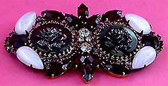 a beautiful vintage costume jewelry Brooch unsigned