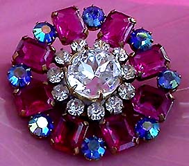 a beautiful vintage costume jewelry brooch unsigned