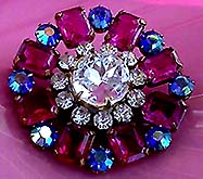 a beautiful vintage costume jewelry Brooch unsigned