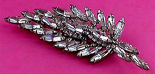 a beautiful vintage costume jewelry brooch unsigned