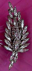 a beautiful vintage costume jewelry Brooch unsigned