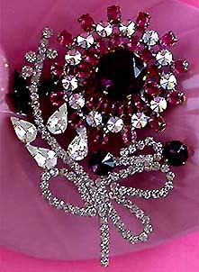 a beautiful vintage costume jewelry brooch unsigned