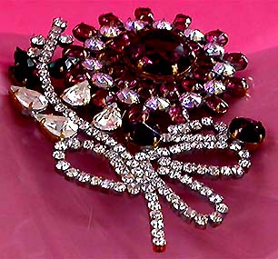 a beautiful vintage costume jewelry brooch unsigned