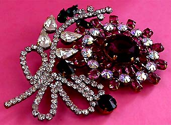 a beautiful vintage costume jewelry brooch unsigned