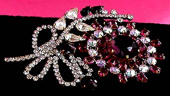 a beautiful vintage costume jewelry brooch unsigned