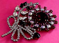 a beautiful vintage costume jewelry Brooch unsigned