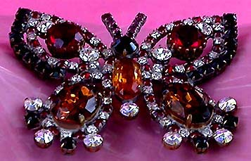a beautiful vintage costume jewelry brooch unsigned