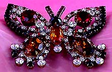 a beautiful vintage costume jewelry Brooch unsigned