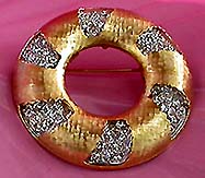 a beautiful vintage costume jewelry Brooch unsigned