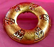a beautiful vintage costume jewelry Brooch unsigned