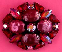 a beautiful vintage costume jewelry Brooch unsigned