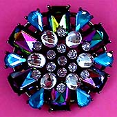 a beautiful vintage costume jewelry Brooch unsigned