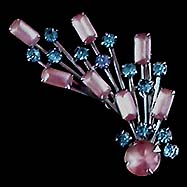 a beautiful vintage costume jewelry Brooch unsigned