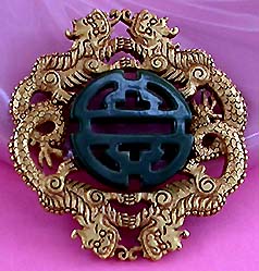 a beautiful vintage costume jewelry brooch unsigned