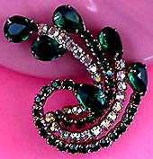 a beautiful vintage costume jewelry Brooch unsigned