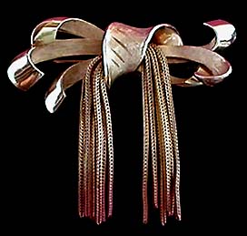 a beautiful vintage costume jewelry brooch unsigned