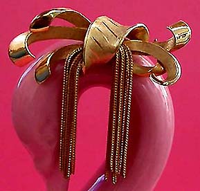 a beautiful vintage costume jewelry brooch unsigned