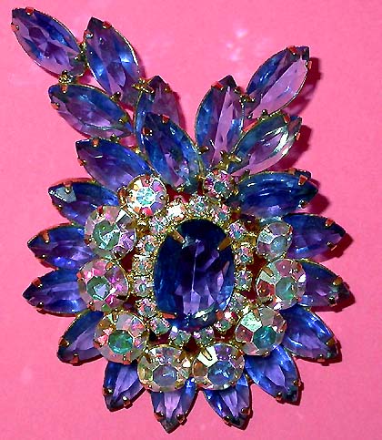 a beautiful vintage costume jewelry brooch unsigned