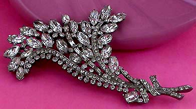 a beautiful vintage costume jewelry brooch unsigned