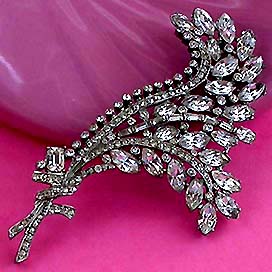 a beautiful vintage costume jewelry brooch unsigned