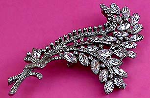 a beautiful vintage costume jewelry brooch unsigned