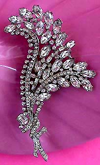 a beautiful vintage costume jewelry brooch unsigned