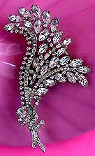 a beautiful vintage costume jewelry Brooch unsigned