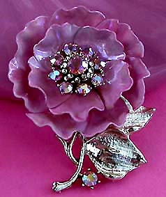 a beautiful vintage costume jewelry brooch unsigned