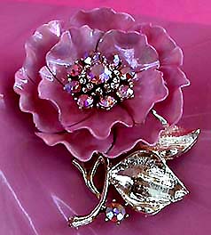 a beautiful vintage costume jewelry brooch unsigned