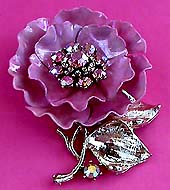 a beautiful vintage costume jewelry Brooch unsigned