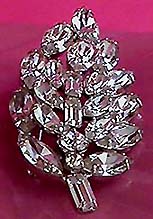 a beautiful vintage costume jewelry brooch unsigned