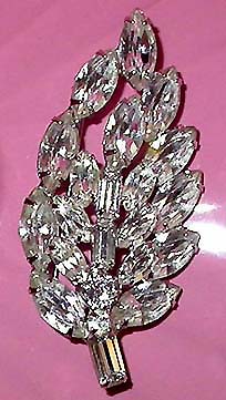 a beautiful vintage costume jewelry brooch unsigned