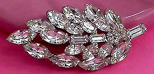 a beautiful vintage costume jewelry brooch unsigned
