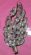 a beautiful vintage costume jewelry Brooch unsigned