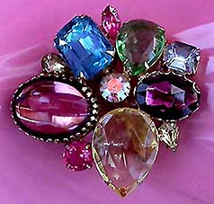 a beautiful vintage costume jewelry brooch unsigned