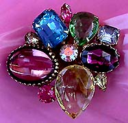 a beautiful vintage costume jewelry Brooch unsigned