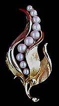 a beautiful vintage costume jewelry brooch unsigned