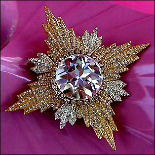a beautiful vintage costume jewelry brooch unsigned